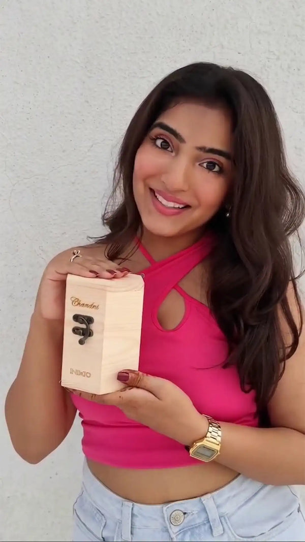 Woman holding a Inixio perfume Box